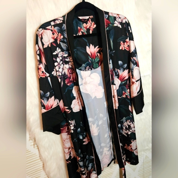 La Vie En Rose Classic Satin Floral Kimono/Robe - Picture 5 of 8